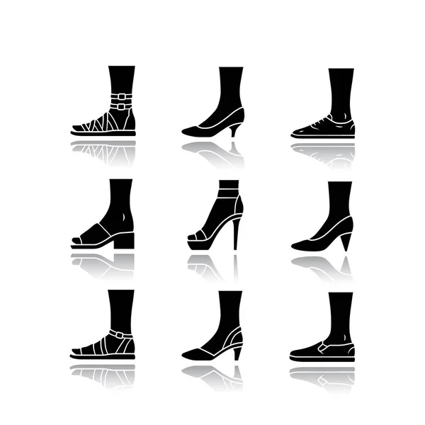 Kvinnor och män skor släppa skugga svart glyf ikoner set. Kvinnliga sommar och höst eleganta skor. Sandaler, pumpar och tränare. Fashionabla höga klackar. Isolerade vektorillustrationer — Stock vektor