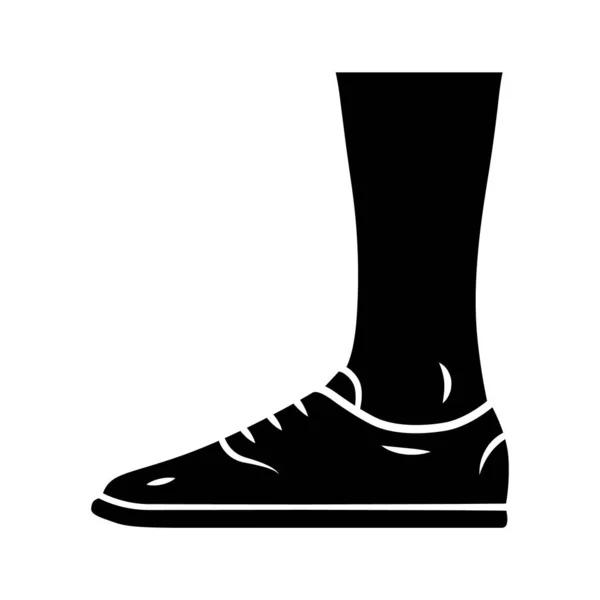 Ikon glif Trainers. Wanita dan pria desain alas kaki bergaya. Sepatu olahraga bebas uniseks, sepatu tenis yang nyaman. Pria dan wanita fashion. Simbol siluet. Ruang negatif. Vektor diisolasi ilustrasi - Stok Vektor