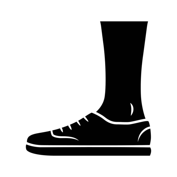 Tränare glyf-ikon. Kvinnor och män snygga skor. Unisex avslappnade sneakers, moderna bekväma tennisskor. Manligt och kvinnligt mode. Silhuettsymbol. Negativt utrymme. Vektor isolerad illustration — Stock vektor