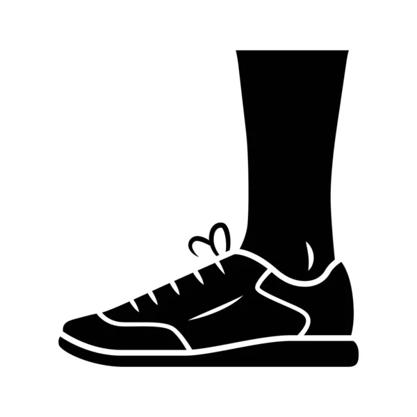 Tränare glyf-ikon. Kvinnor och män snygga skor för sport träning. Unisex avslappnade sneakers, moderna bekväma tennisskor. Silhuettsymbol. Negativt utrymme. Vektor isolerad illustration — Stock vektor