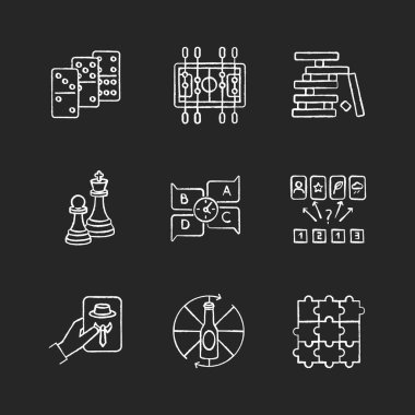 Parti oyunları siyah arkaplanda beyaz simgeler oluşturur. Eğlence aktiviteleri, eğlence eğlencesi. Dostlar ve aile için çeşitli rekabetçi ve eğitici oyunlar. İzole edilmiş vektör karatahta çizimleri