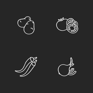 Sağlıklı beslenen tebeşir beyazı simgeleri siyah arka planda. Pişirmek için çiğ patates. Sos hazırlamak için taze domates. Chili biberleri. Meksika yemeği. İzole edilmiş vektör karatahta çizimleri