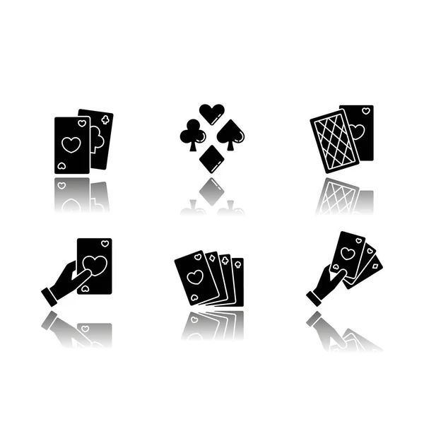 カードゲームドロップシャドウ黒のグリフアイコンを設定します 伝統的な競争ゲーム ギャンブル 異なるスーツ ダイヤモンド クラブ ハートとスペードのカード 白い空間に孤立したベクトルイラスト — ストックベクタ