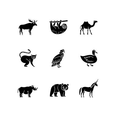 Memeliler ve kuşlar beyaz uzaya dizilmiş siyah kabartma sembolleri. Uçan ve kara hayvanları siluet sembolleri. Sıradan orman hayvanları, tropikal hayvanlar ve fantezi yaratıkları. Vektör izole çizimleri