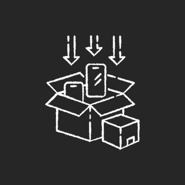 Siyah arkaplanda beyaz tebeşirle ambalaj simgesi. Üretim sonrası üretim, üretim paketleme süreci. Teslimat hazırlığı, paket paketleme. Kutulardaki akıllı telefonlar izole edilmiş vektör karatahta resimlemesi