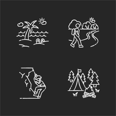 Açık hava eğlence simgeleri siyah arka planda beyaz tebeşirler. Aktif dinlenme ve doğal turizm. Yazlık tatil köyü, dağ yürüyüşü ve kamp. İzole edilmiş vektör karatahta çizimleri