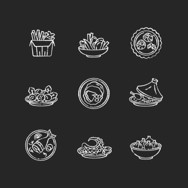 Restoran yemekleri siyah arka planda beyaz tebeşir simgeleri. Balık ve patates kızartması. Moules kızartması. Fransız krepi. Mahvolmuş ringa balığı. Asya deniz ürünleri. Khinkali yemeği. İzole edilmiş vektör karatahta çizimleri
