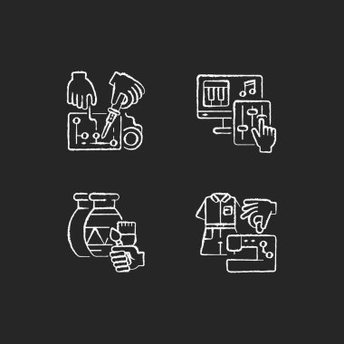 Siyah arka planda hobi olarak beyaz tebeşir simgeleri belirlendi. Mühendislik projesi. Müzik prodüksiyonu. Sanat ve zanaat dersi. Moda endüstrisi. Kıyafet üretimi. İzole edilmiş vektör karatahta çizimleri