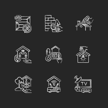 Ev geliştirmeleri siyah arkaplana tebeşirle beyaz simgeler çiziyor. Havalandırma boruları. Duvar binası Termostat. Televizyon akortçusu ve internet bağlantısı ayarları. İzole edilmiş vektör karatahta çizimleri