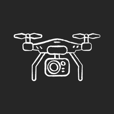 İHA kamera siyah arkaplanda beyaz tebeşir simgesi. Gezici helikopter panoramik kare çekmek için. Hobi film yapımı için uçan alet. Havadan fotoğraf. İzole edilmiş vektör karatahta çizimi
