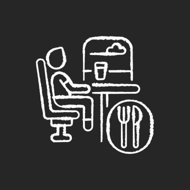 Yemek arabası siyah arkaplanda beyaz tebeşir simgesi. Konforlu seyahat, tren restoranı. Tren servisi, açık büfede. Yolculuk sırasında yemek yiyen yolcu izole edilmiş vektör karatahta resimlemesi