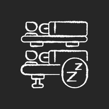 Siyah arka planda uyuyan araba beyaz tebeşir simgesi. Gece treniyle yolculuk, şehirlerarası yolculuk. Demiryolu taşımacılık servisi. Uyuyan yolcular izole edilmiş vektör karatahta çizimi