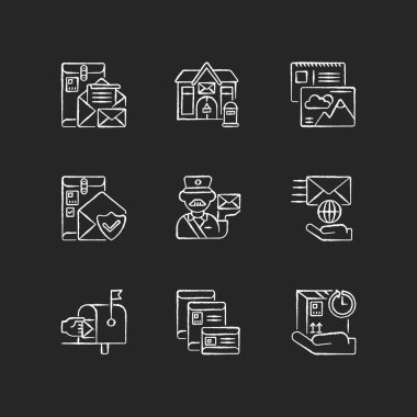 Siyah arkaplanda beyaz tebeşir simgeleri var. Profesyonel posta hizmetleri, yazışmalar ve ulaşım paketleri. Kurye teslimatı. İzole edilmiş vektör karatahta çizimleri