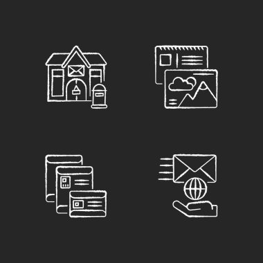 Siyah arkaplana tebeşir beyaz simgeleri konulmuş posta yazışmaları. Postane, uluslararası servis, kartpostallar ve zarflar. Mektuplar teslimatı açıklar. İzole edilmiş vektör karatahta çizimleri