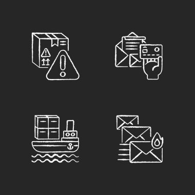 Teslimat servisi tebeşir beyaz simgeleri siyah arkaplanda ayarlandı. Deniz taşımacılığı, öncelikli posta, tehlikeli kargo ve posta ödemesi. Posta taşıma hizmetleri. İzole edilmiş vektör karatahta çizimleri