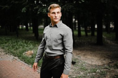 Yakışıklı adam şehir serin malzeme poz