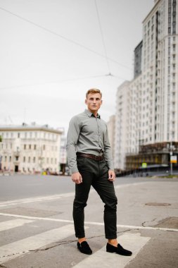 Yakışıklı adam şehirde poz