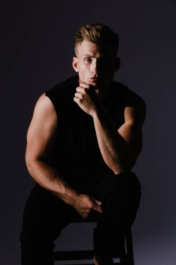 Yakışıklı adam şehrin çekim giyim için poz