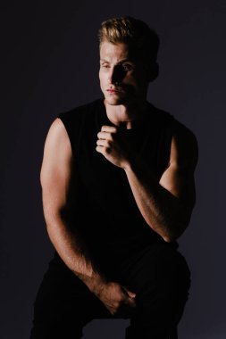 Yakışıklı adam şehrin çekim giyim için poz