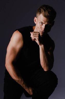 Yakışıklı adam şehrin çekim giyim için poz