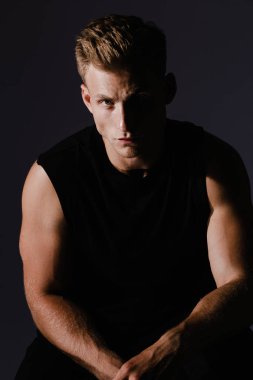 Yakışıklı adam şehrin çekim giyim için poz