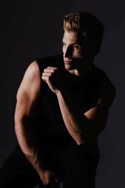 Yakışıklı adam şehrin çekim giyim için poz