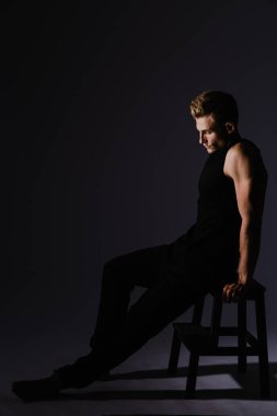 Yakışıklı adam stüdyo çekim giysiler için poz