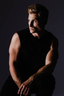 Yakışıklı adam stüdyo çekim giysiler için poz