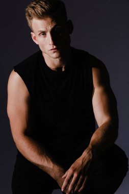 Yakışıklı adam stüdyo çekim giysiler için poz