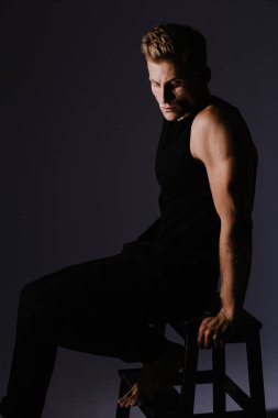 Yakışıklı adam stüdyo çekim giysiler için poz