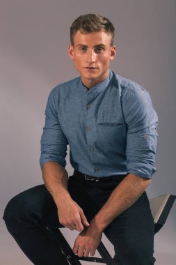 Kıyafet için poz veren yakışıklı bir adam.