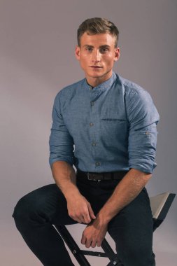 Kıyafet için poz veren yakışıklı bir adam.