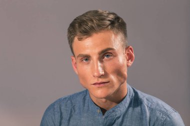 Yakışıklı adam stüdyo çekim giysiler için poz