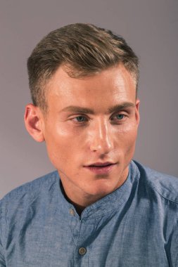 Yakışıklı adam stüdyo çekim giysiler için poz