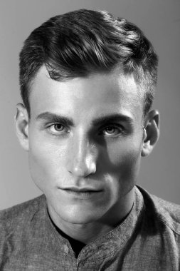 Yakışıklı adam stüdyo çekim giysiler için poz