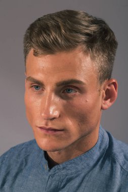 Yakışıklı adam stüdyo çekim giysiler için poz