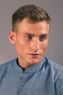 Yakışıklı adam stüdyo çekim giysiler için poz