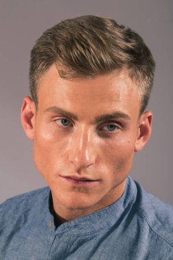 Kıyafet için poz veren yakışıklı bir adam.