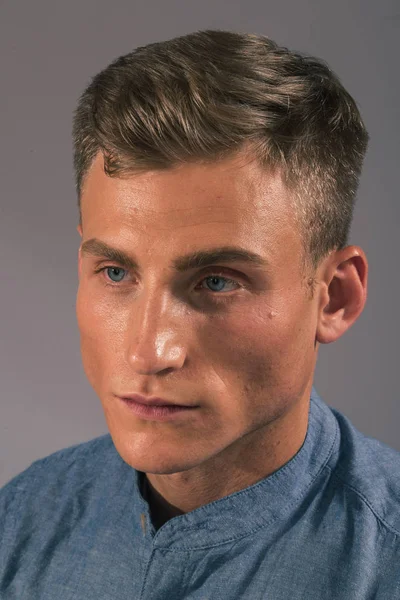 Yakışıklı adam stüdyo çekim giysiler için poz