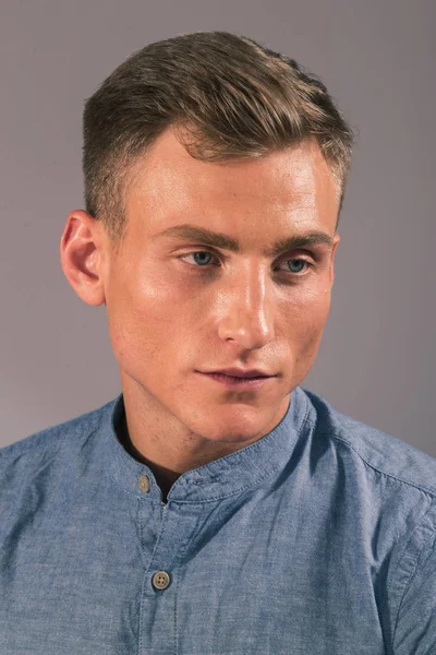 Yakışıklı adam stüdyo çekim giysiler için poz