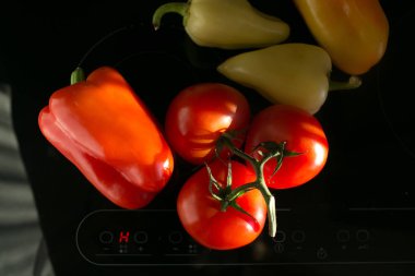 güzel lezzetli sebze mutfakta vardır. Domates, biber, yeşillik