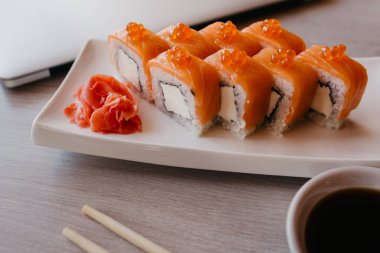 Philadelphia usulü suşi, salatalık, krem peynir, kırmızı havyar. Suşi menüsü.