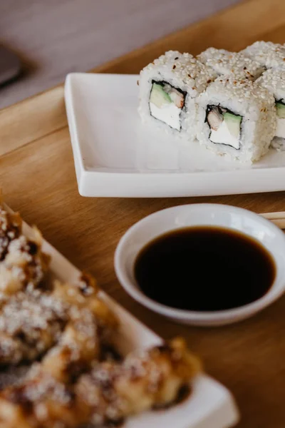 Philadelphia Roll Sushi Met Komkommer Roomkaas Rode Kaviaar Sushi Menu — Stockfoto