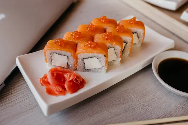 Filadélfia Rolo Sushi Com Pepino Creme Queijo Caviar Vermelho Menu — Fotografia de Stock