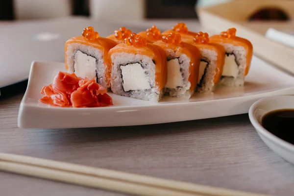 Filadelfia Rotolo Sushi Con Cetriolo Crema Formaggio Caviale Rosso Menù — Foto Stock