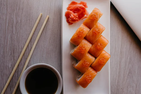 Filadélfia Rolo Sushi Com Pepino Creme Queijo Caviar Vermelho Menu — Fotografia de Stock