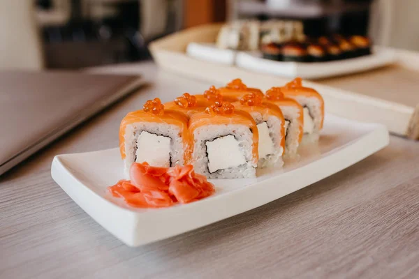 Philadelphia Roll Sushi Met Komkommer Roomkaas Rode Kaviaar Sushi Menu — Stockfoto