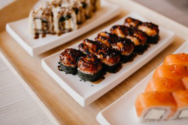 Philadelphia usulü suşi, salatalık, krem peynir, kırmızı havyar. Suşi menüsü.