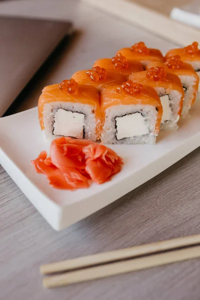 Filadélfia Rolo Sushi Com Pepino Creme Queijo Caviar Vermelho Menu — Fotografia de Stock