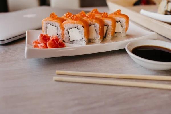 Filadélfia Rolo Sushi Com Pepino Creme Queijo Caviar Vermelho Menu — Fotografia de Stock